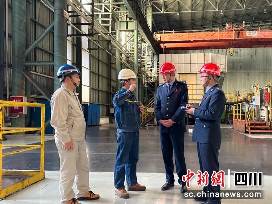 涼山州稅務干部在攀鋼西昌釩鈦有限公司實地了解重點項目建設進展。四川稅務供圖 涼山州稅務干部在攀鋼西昌釩鈦有限公司實地了解重點項目建設進展。四川稅務供圖