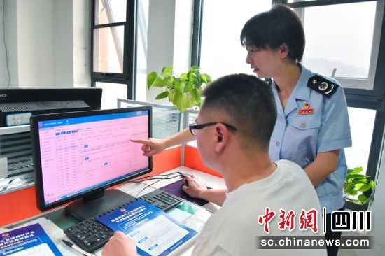 綿陽稅務干部輔導企業工作人員完成個稅匯算。四川稅務供圖 綿陽稅務干部輔導企業工作人員完成個稅匯算。四川稅務供圖