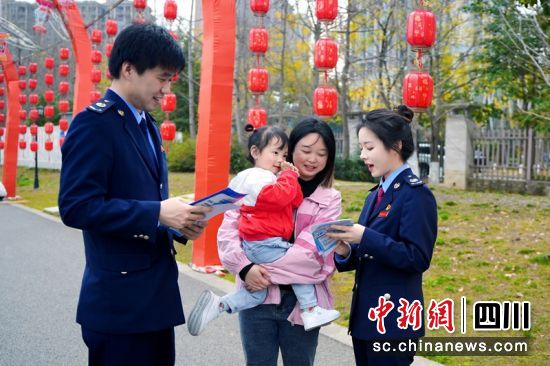 成都稅務干部在街頭向市民宣傳個稅政策。四川稅務供圖 成都稅務干部在街頭向市民宣傳個稅政策。四川稅務供圖