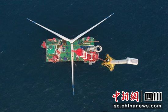 海上風(fēng)電葉片吊裝現(xiàn)場。四川稅務(wù)供圖 海上風(fēng)電葉片吊裝現(xiàn)場。四川稅務(wù)供圖