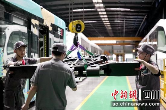 生產(chǎn)車間里工人師傅正在吊裝設(shè)備。四川稅務(wù)供圖 生產(chǎn)車間里工人師傅正在吊裝設(shè)備。四川稅務(wù)供圖