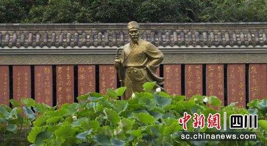 楊慎人物塑像。(桂湖公園 供圖) 楊慎人物塑像。(桂湖公園 供圖)