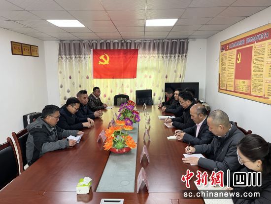 汝地甲古村考察調研座談會。黃靜 攝 汝地甲古村考察調研座談會。黃靜 攝