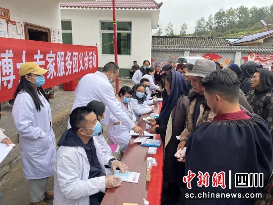 開展義診活動。黃靜 攝 開展義診活動。黃靜 攝