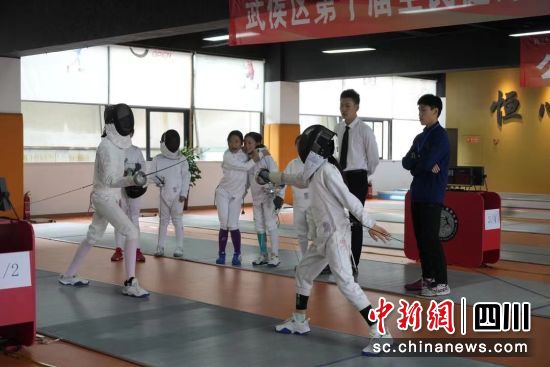 成都武侯區中小學生擊劍比賽近日舉行。 成都市體育局供圖 成都武侯區中小學生擊劍比賽近日舉行。 成都市體育局供圖