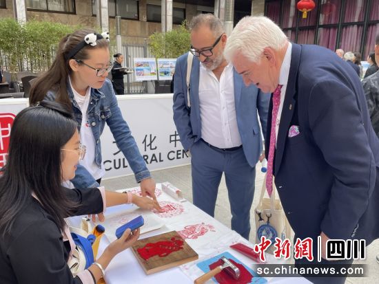 推介會現場,外國友人在特色互動體驗區。(四川省文化和旅游廳 供圖) 推介會現場,外國友人在特色互動體驗區。(四川省文化和旅游廳 供圖)