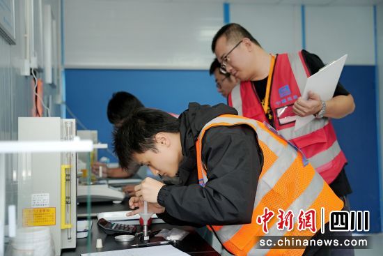 中建八局第十屆施工技能大賽基礎(chǔ)設(shè)施技能分賽在遂寧舉行,圖為大賽現(xiàn)場。中建八局 供圖 中建八局第十屆施工技能大賽基礎(chǔ)設(shè)施技能分賽在遂寧舉行,圖為大賽現(xiàn)場。中建八局 供圖