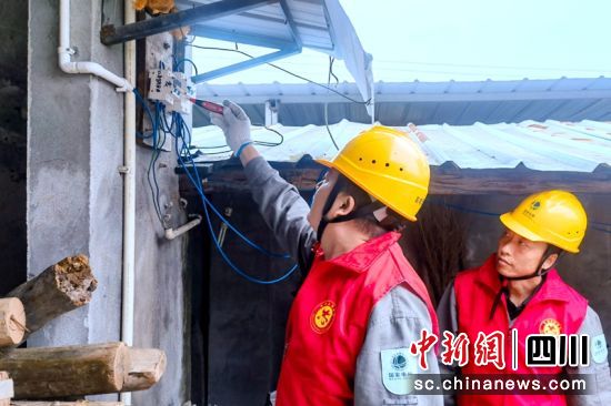 國網眉山供電公司志愿者為老人義務檢查維修家中線路設備。李紅燕攝 國網眉山供電公司志愿者為老人義務檢查維修家中線路設備。李紅燕攝