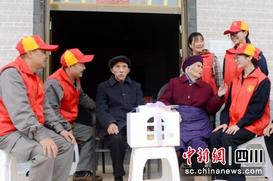 眉山供電公司志愿者走進老夫妻家看望慰問老人。李紅燕攝 眉山供電公司志愿者走進老夫妻家看望慰問老人。李紅燕攝