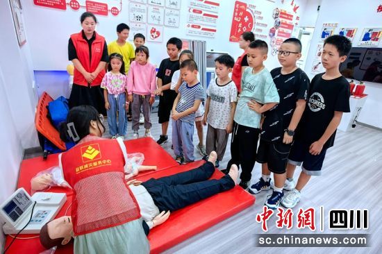 孩子現場學習應急救護知識。(資料圖)雅安應急供圖 孩子現場學習應急救護知識。(資料圖)雅安應急供圖