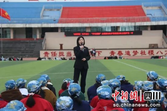 劉婷宣傳普法。瀘縣人民法院供圖 劉婷宣傳普法。瀘縣人民法院供圖
