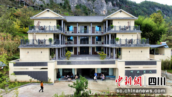 近年來,曾家山民宿集群如雨后春筍般迅猛發(fā)展。圖為新建民宿“竹林灣兒”。苗志勇 攝 近年來,曾家山民宿集群如雨后春筍般迅猛發(fā)展。圖為新建民宿“竹林灣兒”。苗志勇 攝