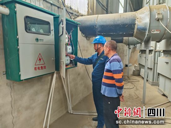 “電管家”檢查電力設施。 國網綿陽供電公司供圖 “電管家”檢查電力設施。 國網綿陽供電公司供圖