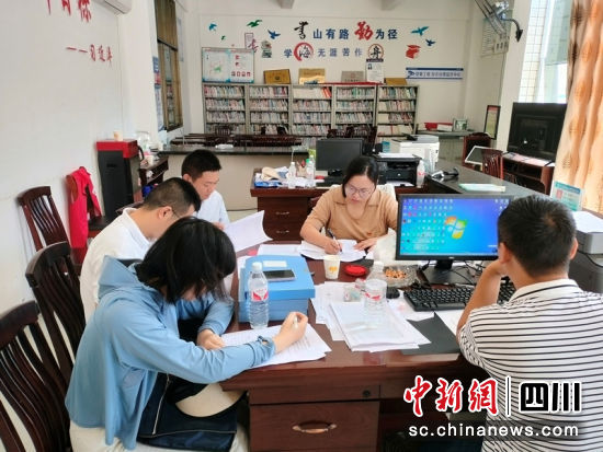 公益性崗位政策落實(shí)情況專項(xiàng)監(jiān)督檢查。郭劍忻攝 公益性崗位政策落實(shí)情況專項(xiàng)監(jiān)督檢查。郭劍忻攝