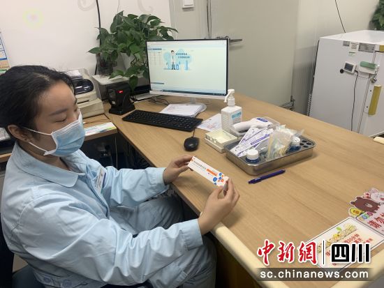 醫(yī)生展示感維®帶狀皰疹減毒活疫苗。 醫(yī)生展示感維®帶狀皰疹減毒活疫苗。