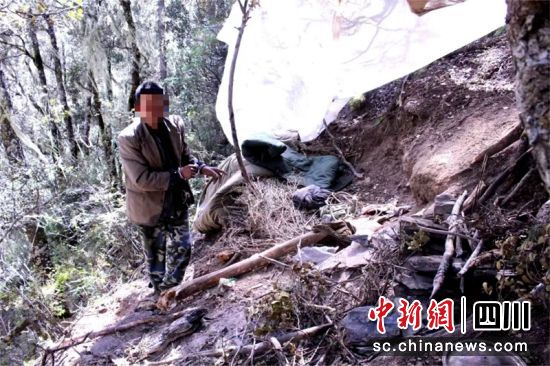 嫌疑人指認現場。道孚警方供圖 嫌疑人指認現場。道孚警方供圖