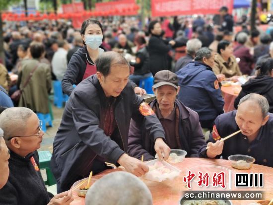 千人餃子宴現場。玉壘社區 供圖 千人餃子宴現場。玉壘社區 供圖