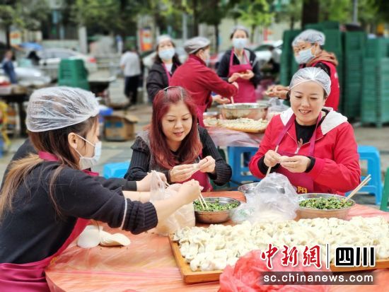大家包餃子忙得不亦樂乎。玉壘社區 供圖 大家包餃子忙得不亦樂乎。玉壘社區 供圖
