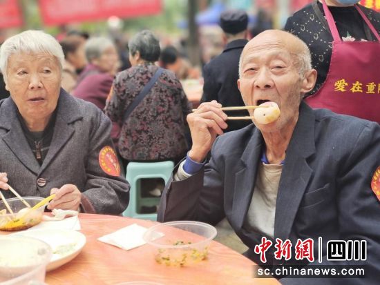 老人們開心地吃著餃子。玉壘社區 供圖 老人們開心地吃著餃子。玉壘社區 供圖