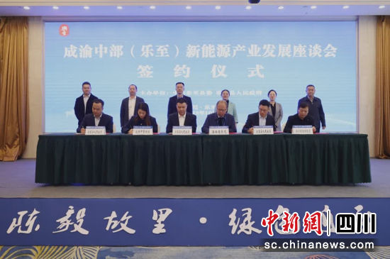 現場簽約。姚陽 攝 現場簽約。姚陽 攝