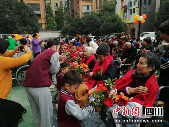 郫都區(qū)養(yǎng)老機(jī)構(gòu)開(kāi)展“童心敬老,愛(ài)在重陽(yáng)”主題系列活動(dòng)。郫都區(qū)融媒體中心 供圖 郫都區(qū)養(yǎng)老機(jī)構(gòu)開(kāi)展“童心敬老,愛(ài)在重陽(yáng)”主題系列活動(dòng)。郫都區(qū)融媒體中心 供圖