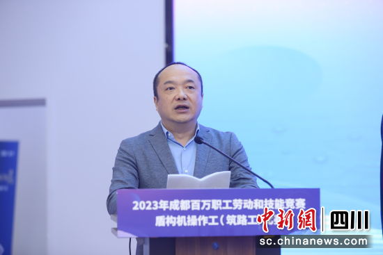 成都市總工會黨組成員、副主席方啟軍講話。(高于茹攝) 成都市總工會黨組成員、副主席方啟軍講話。(高于茹攝)
