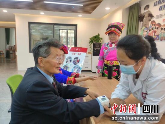 醫生為老人義診。 醫生為老人義診。