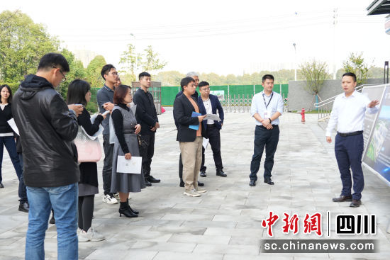 10月21日,由10家企業組成的“醫美知名企業考察團”走進溫江區。世界美容抗衰老大會組委會 供圖 10月21日,由10家企業組成的“醫美知名企業考察團”走進溫江區。世界美容抗衰老大會組委會 供圖