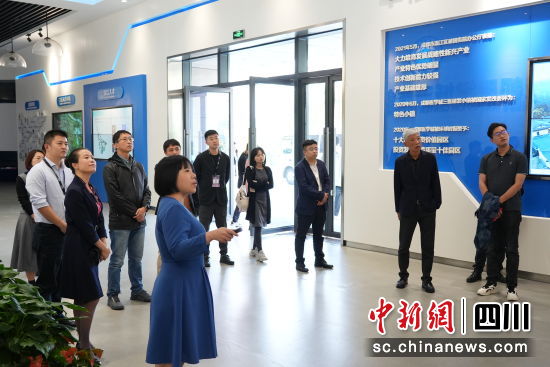 10月21日,由10家企業組成的“醫美知名企業考察團”走進溫江區。世界美容抗衰老大會組委會 供圖 10月21日,由10家企業組成的“醫美知名企業考察團”走進溫江區。世界美容抗衰老大會組委會 供圖