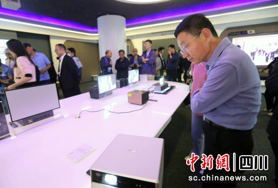 華文媒體代表參觀企業。王磊 攝 華文媒體代表參觀企業。王磊 攝