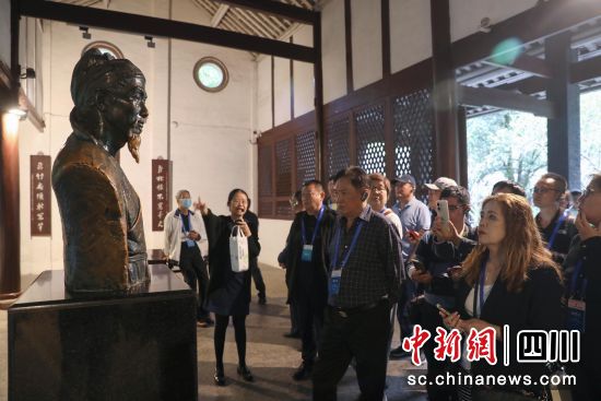 25日,海外華文媒體走進地處成都的杜甫草堂。王磊 攝 25日,海外華文媒體走進地處成都的杜甫草堂。王磊 攝