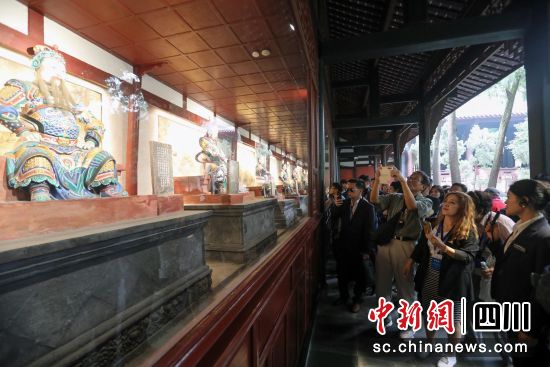 25日,海外華文媒體走進地處成都的武侯祠。王磊 攝 25日,海外華文媒體走進地處成都的武侯祠。王磊 攝