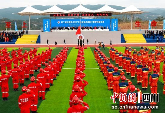川渝兩地安全生產(chǎn)專業(yè)應(yīng)急救援職工職業(yè)技能競(jìng)賽在四川廣元舉行。四川應(yīng)急供圖 川渝兩地安全生產(chǎn)專業(yè)應(yīng)急救援職工職業(yè)技能競(jìng)賽在四川廣元舉行。四川應(yīng)急供圖