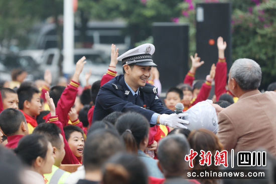 主持人與現(xiàn)場群眾互動(dòng)。彭圣洲 攝 主持人與現(xiàn)場群眾互動(dòng)。彭圣洲 攝
