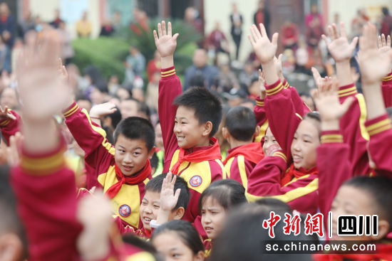 小學(xué)生參與知識問答。彭圣洲 攝 小學(xué)生參與知識問答。彭圣洲 攝