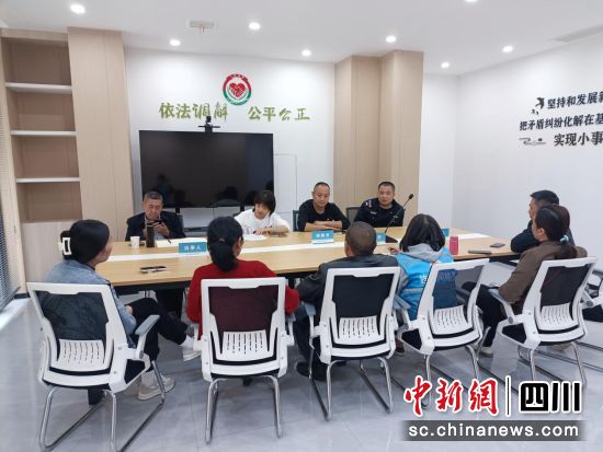 調解會現場。 東湖街道供圖 調解會現場。 東湖街道供圖