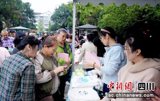 工作人員向社區(qū)居民講解家庭節(jié)水小妙招。四川省水利科學研究院 供圖 工作人員向社區(qū)居民講解家庭節(jié)水小妙招。四川省水利科學研究院 供圖