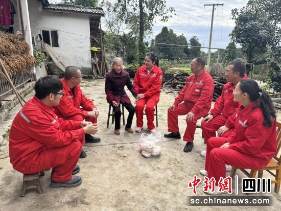 志愿者們陪同老人家拉家常。孫巖 攝 志愿者們陪同老人家拉家常。孫巖 攝