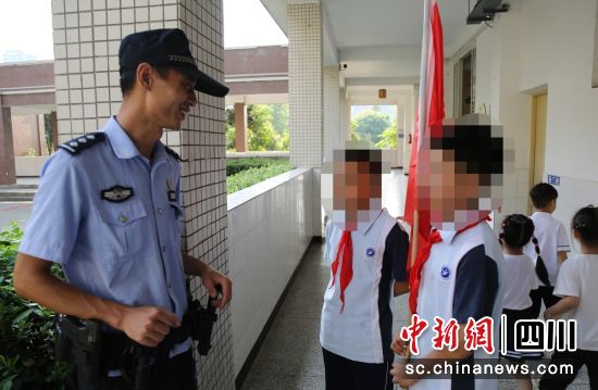 “面對面”宣傳。富順公安 供圖 “面對面”宣傳。富順公安 供圖