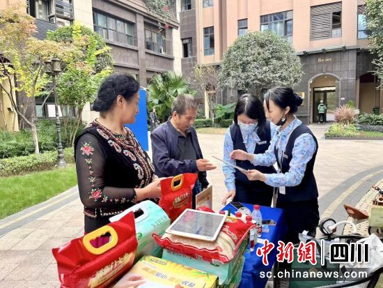 敬老活動(dòng)現(xiàn)場(chǎng)。民生銀行成都分行 供圖 敬老活動(dòng)現(xiàn)場(chǎng)。民生銀行成都分行 供圖