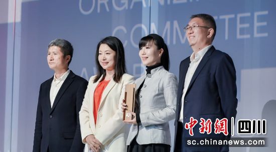 10月26日,頒獎嘉賓李存東、李鴻谷在成都與獲獎項目代表合影。三聯供圖 10月26日,頒獎嘉賓李存東、李鴻谷在成都與獲獎項目代表合影。三聯供圖