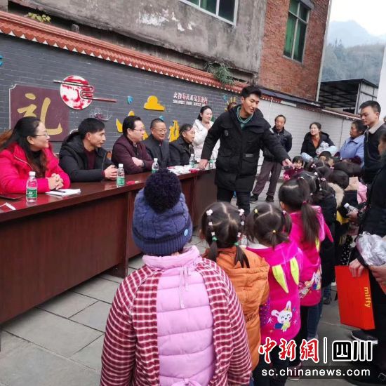 宣漢縣廠溪鎮梨子中心校教師果基里姑。宣漢縣供圖 宣漢縣廠溪鎮梨子中心校教師果基里姑。宣漢縣供圖