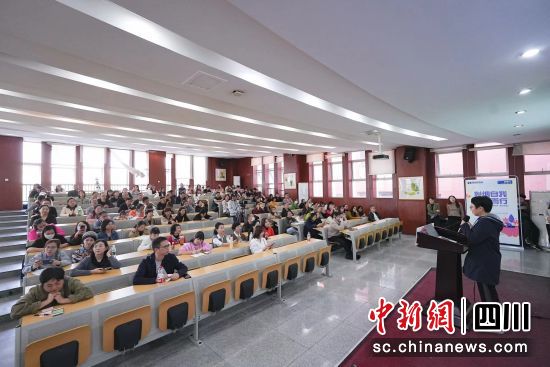 圖為公益講座現(xiàn)場(chǎng)。康弘藥業(yè) 供圖 圖為公益講座現(xiàn)場(chǎng)。康弘藥業(yè) 供圖