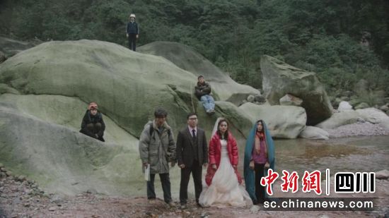 電影《宇宙探索編輯部》在雅安滎經取景劇照。(雅安市文化體育和旅游局局 供圖) 電影《宇宙探索編輯部》在雅安滎經取景劇照。(雅安市文化體育和旅游局局 供圖)