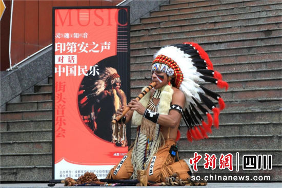 印第安音樂家亞歷桑德羅現場演繹。呂文豪 攝 印第安音樂家亞歷桑德羅現場演繹。呂文豪 攝