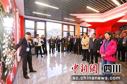 與會(huì)代表了解黑水縣的全域旅游發(fā)展。黑水縣融媒體中心 供圖 與會(huì)代表了解黑水縣的全域旅游發(fā)展。黑水縣融媒體中心 供圖