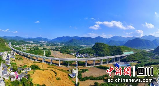 四川宜賓至云南威信高速公路全線通車(chē)。王璽霖 攝 四川宜賓至云南威信高速公路全線通車(chē)。王璽霖 攝
