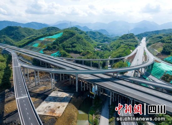 宜威高速公路龍頭樞紐互通連續(xù)鋼箱梁。王璽霖 攝 宜威高速公路龍頭樞紐互通連續(xù)鋼箱梁。王璽霖 攝