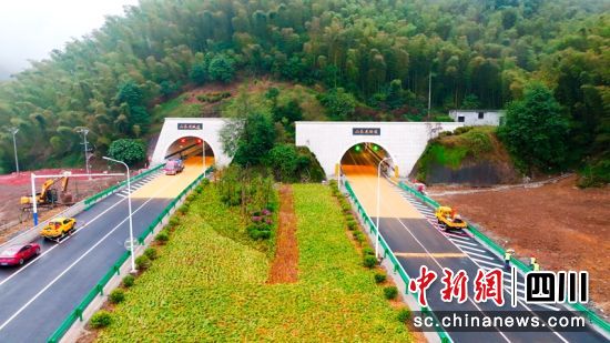 宜威高速公路特長(zhǎng)隧道山茶花隧道。王璽霖 攝 宜威高速公路特長(zhǎng)隧道山茶花隧道。王璽霖 攝