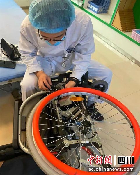 四川省康復醫院作業治療師幫助患者改造輪椅。四川省康復醫院供圖 四川省康復醫院作業治療師幫助患者改造輪椅。四川省康復醫院供圖